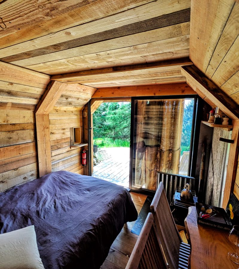 logement insolite cabane semi-enterrée usson en forez pause respiration verdure